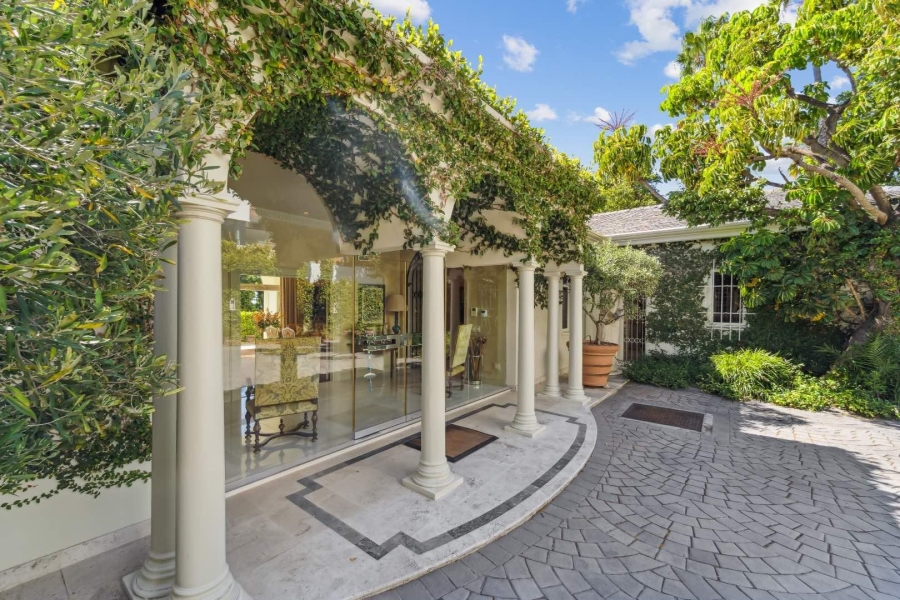 5 Bedroom Property for Sale in Fresnaye Western Cape